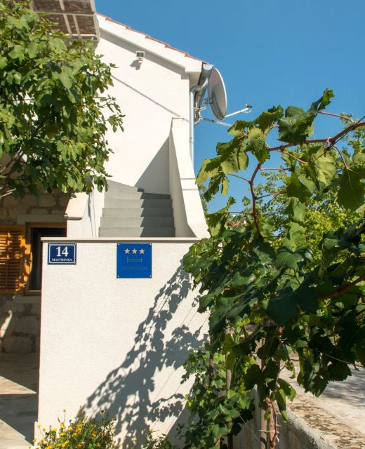 Apartments By The Sea Vinišće, Trogir - 11003 Vinišće