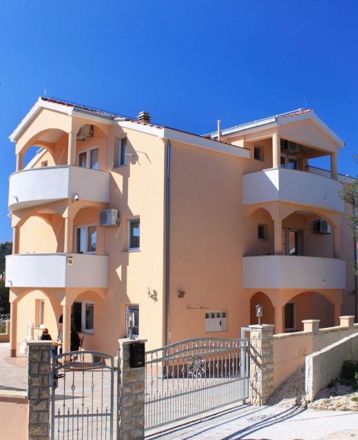 Apartments With Hot Tub Vinišće, Trogir - 8660 Vinišće