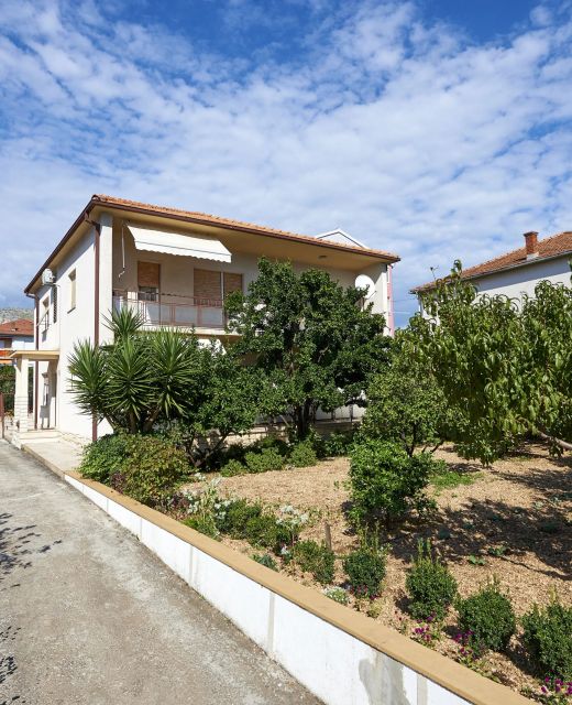 Apartments And Rooms With Parking Space Trogir - 13102