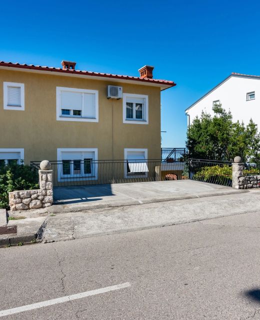 Apartments With Parking Space Novi Vinodolski - 2416