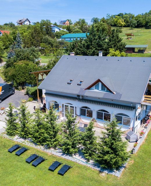 Borkúti Panzió és Apartman Balatonföldvár-Kőröshegy