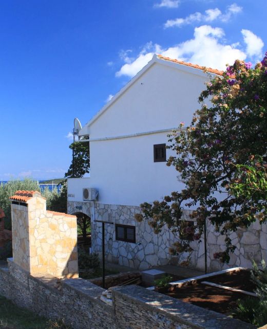 Apartments By The Sea Rukavac, Vis - 2411 Rukavac