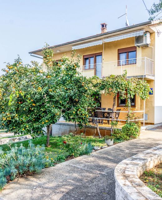 Apartments For Families With Children Banjole, Pula - 2258 Banjole
