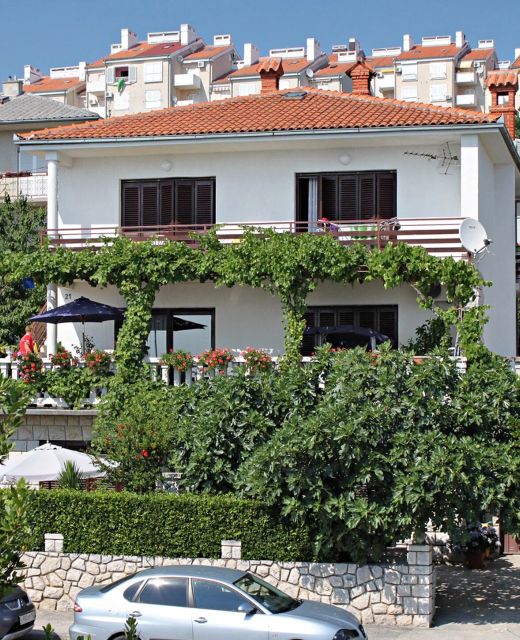 Apartments With Parking Space Novi Vinodolski - 2421