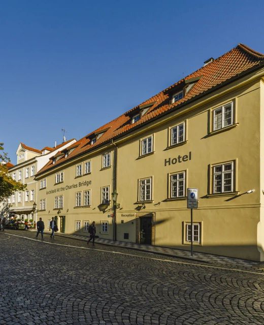 ARCHIBALD AT THE CHARLES BRIDGE Praha