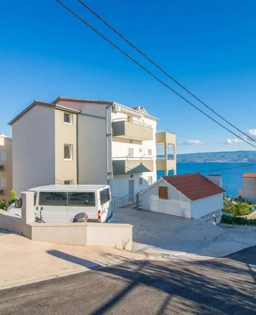 Apartments With Parking Space Mali Rat, Omiš - 7482 Mali Rat