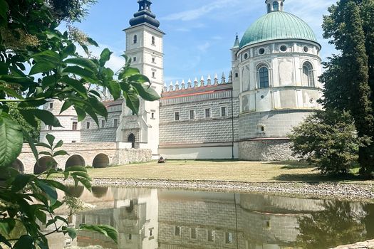 Zamek w Krasiczynie przywodzi na myśl słynne zamki nad rzeką Loa