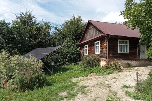 Fotowoltaika przed drewnianym domem w "najbiedniejszej gminie w Polsce"