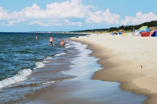 Na plaży w Piaskach są turyści, ale o tłumach nie ma mowy