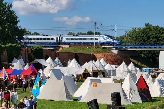 Obozowisko rekonstruktorów dobrze widać z okien pociągów