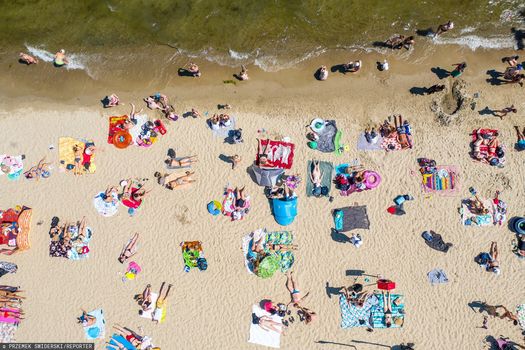Tłum plażowiczów w Sopocie