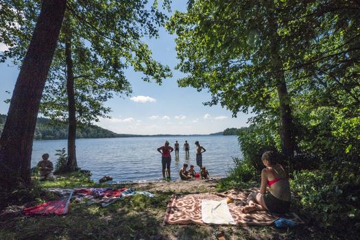 Plażowanie nad jeziorem Hańcza to rzadki widok