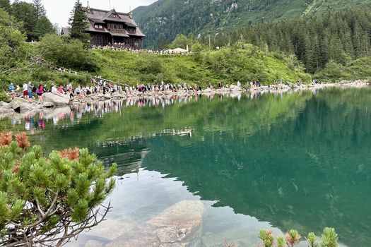 Widok na schronisko nad Morskim Okiem