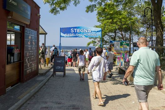 Turyście na plaży w w Stegnie