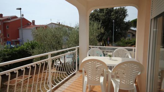 Apartmanok Parkolóhellyel Novigrad - 7049 (1)