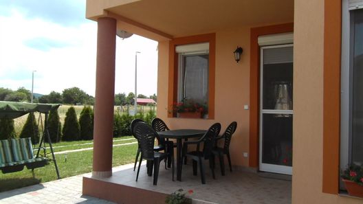 Hajnalka Apartman Balatonőszöd (1)