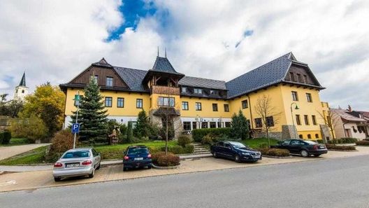 Valašský hotel a Pivní lázně OGAR Pozlovice (1)