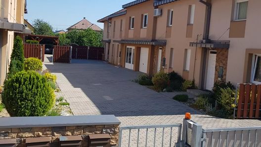 Chalet Apartmanház Keszthely (1)