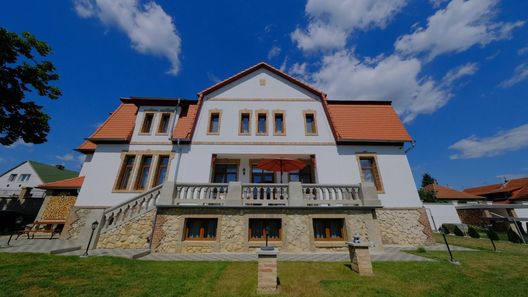 Lauber Villa Pécs (1)