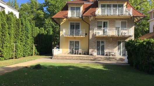 Platán Apartmanház Balatonföldvár (1)