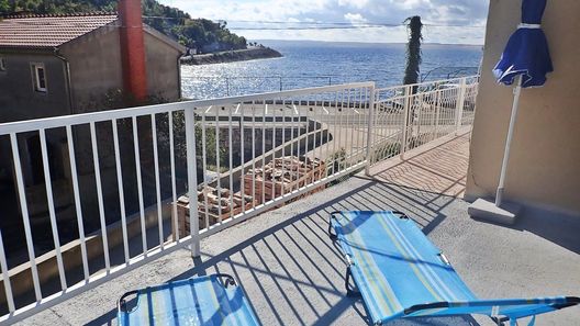 Apartments NIL-quiet location and 30 m from pebble beach Tribanj (1)