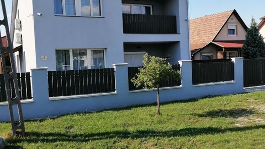 Három Apartmanház Balatonlelle (1)