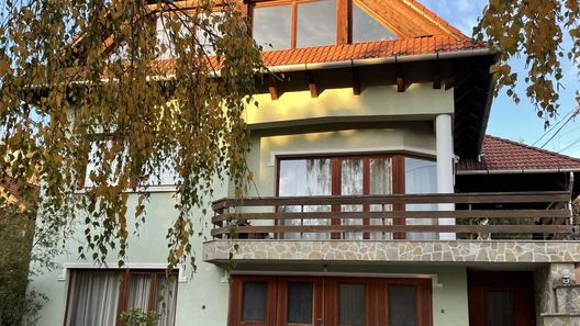 Vadrózsa Apartman Üröm (1)