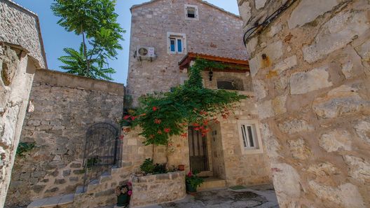 House Stone house in center Jelsa (1)