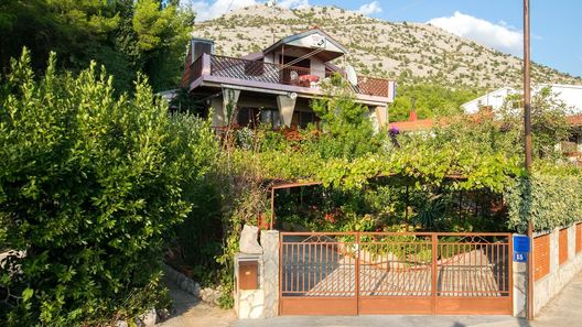 Apartments Pavlina- on quiet location with beautiful garden Starigrad Paklenica (1)