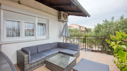 Apartmanok Parkolóhellyel Rogoznica - 22143 (1)