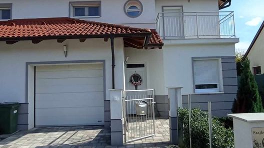 Klau & Bali Apartmanház Sopron (1)