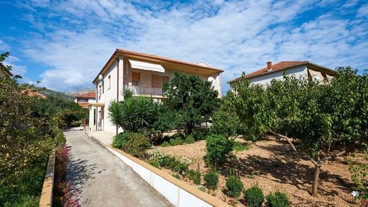 Apartment and Rooms Ivo Trogir (1)