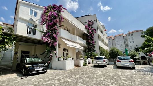 Apartments Jure Makarska (1)