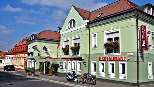 Hotel Villa Classica Pápa (1)