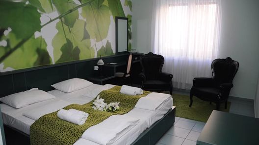 Green Hotel Budapest (1)