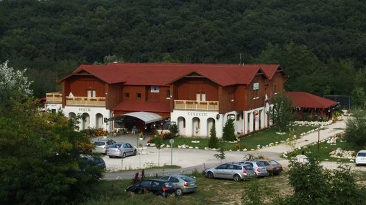 Pollushof Panzió és Étterem Csolnok (1)