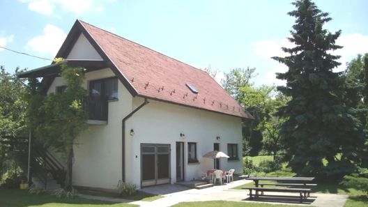 Gyöngyvirág Apartmanház Balatonboglár (1)