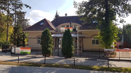 The Corner House Panzió Tata (1)