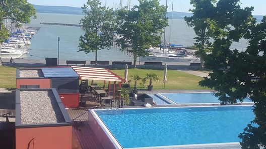 Gemini Superior Apartman & Yacht Balatonlelle (1)