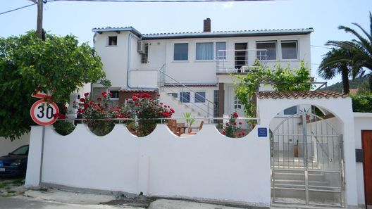 Apartmani Marin Arbanija (1)