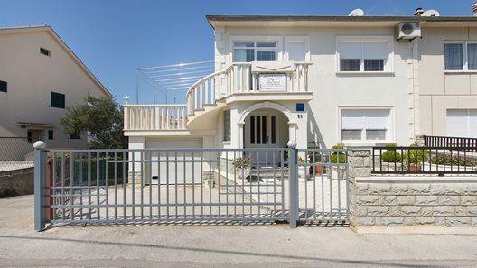 Apartments Mare Okrug Gornji (1)