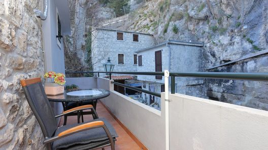 Apartmanok Parkolóhellyel Omis - 4327 Omiš (1)