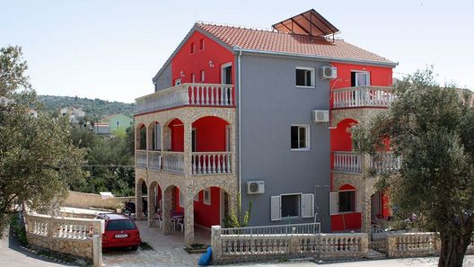 Apartmanok Parkolóhellyel Vinisce, Trogir - 4886 Vinišće (1)