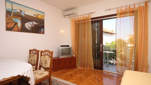 Apartmanok és Szobák Parkolóhellyel Vodice - 6260 (1)