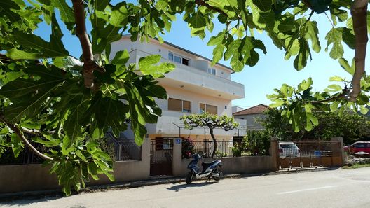 Apartmanok Parkolóhellyel Vinisce, Trogir - 11075 Vinišće (1)