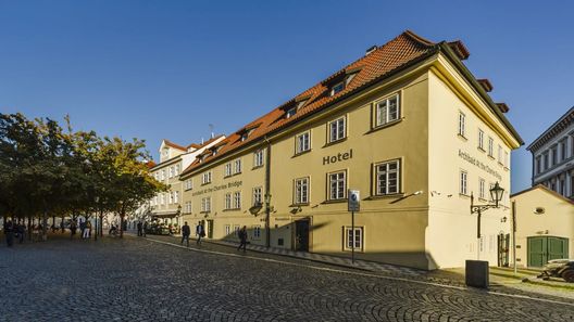 ARCHIBALD AT THE CHARLES BRIDGE Praha (1)