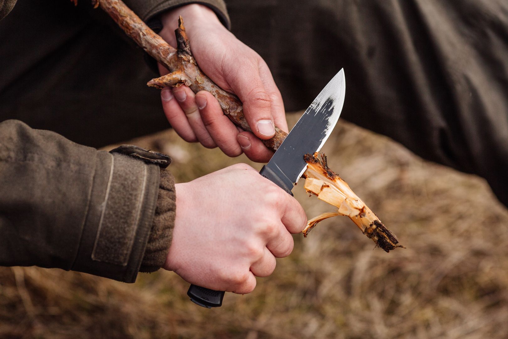 Колоть ножом. Нож Wild will Bushcraft. Охотничий нож в руке. Охотничий нож лес. Нож для похода в лес.