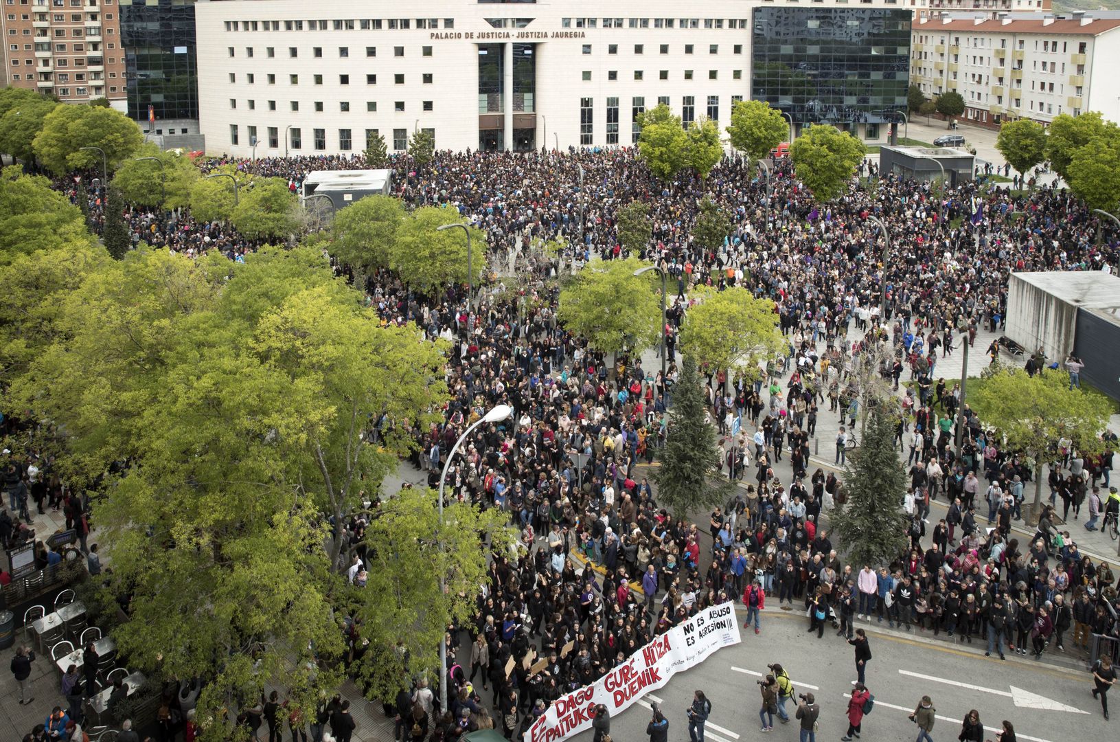 Zbiorowy gwałt na 18-latce wstrząsnął Hiszpanią. Trzy dni protestów po  wyroku - o2