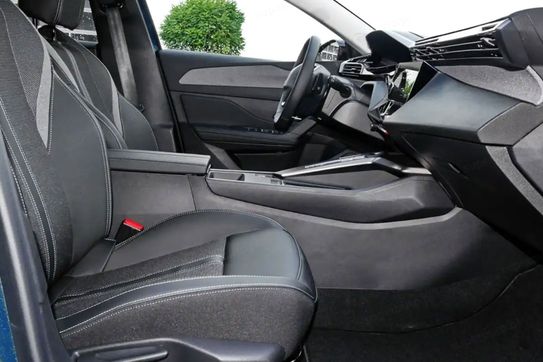 Peugeot 408 Business 1.2 mHEV e-DSC6