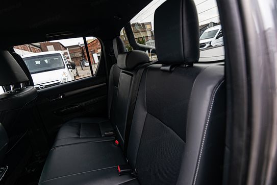 Toyota HiLux Double Cab Invincible 4x4  AT